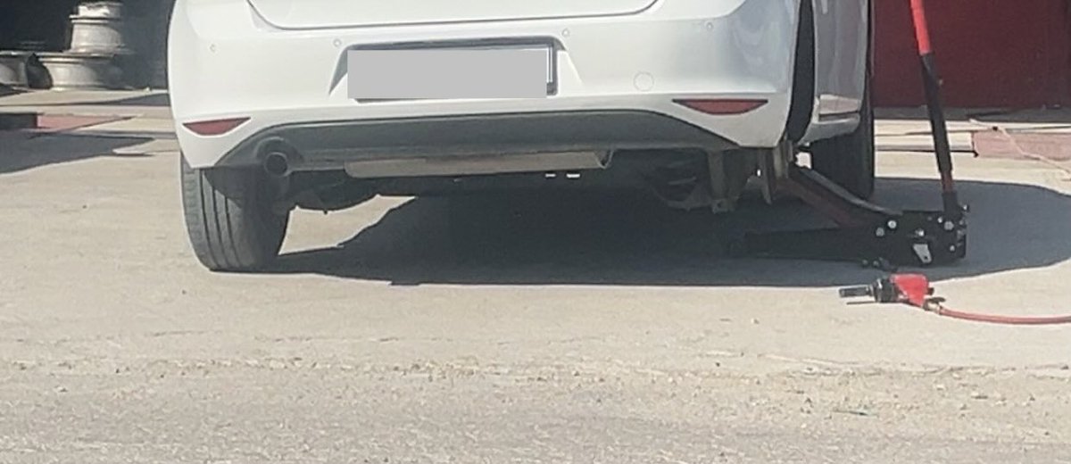 _elffelf's tweet photo. Hayatın ve yolun determinist yapısına, araba lastiğine girip paslı bir U dönüşüyle başkaldıran o çivi... https://t.co/CzDF6dvhZj