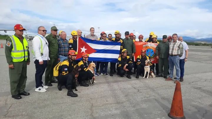 MisaelSNTC's tweet photo. Primer grupo de la brigada especial rescatistas 🇨🇺 que llegan a Venezuela para reforzar operaciones de la Brigada Médica Cubana, en las operaciones de búsqueda y salvamento en las regiones afectadas por el reciente evento sismológico. 

#CubaPorLaVida  🇨🇺🇻🇪 https://t.co/ab9JUed2DB