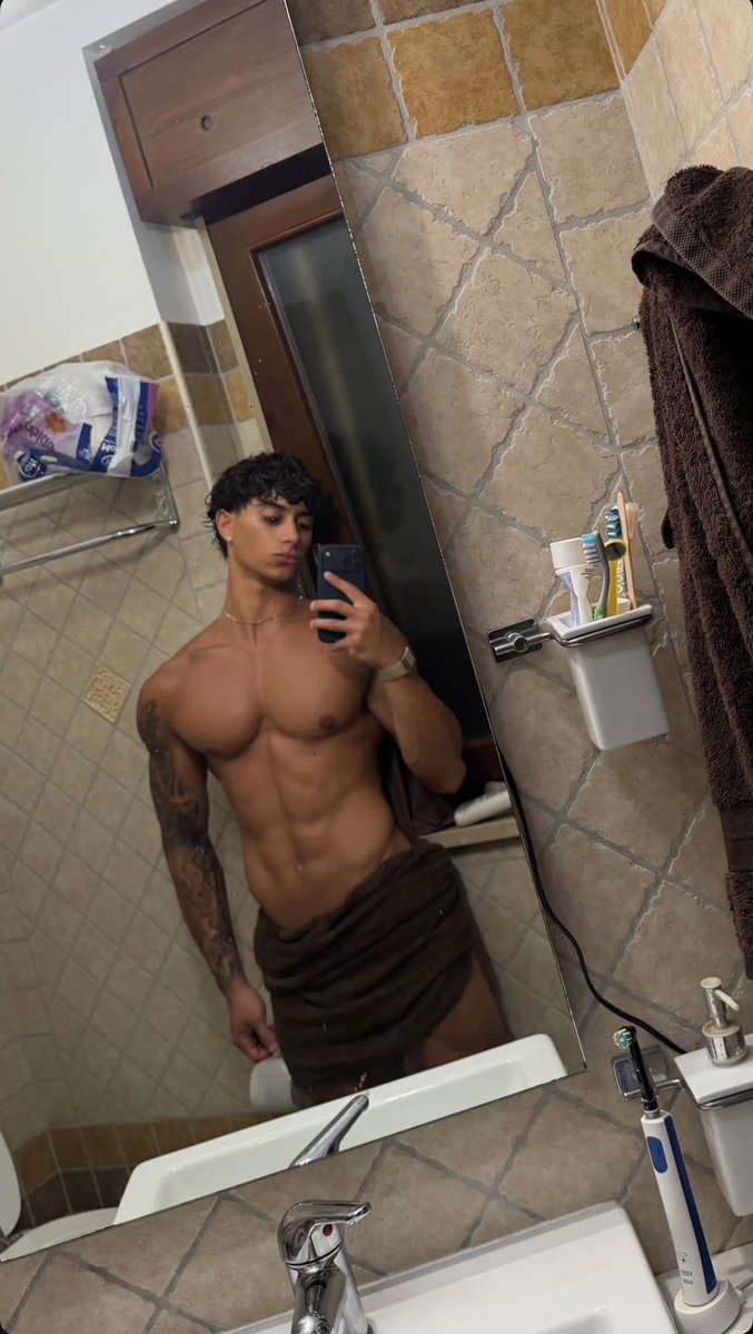 MattiaGallt5's tweet photo. Do you want to lick my muscles 🤤 https://t.co/gkhpJUQHG4
