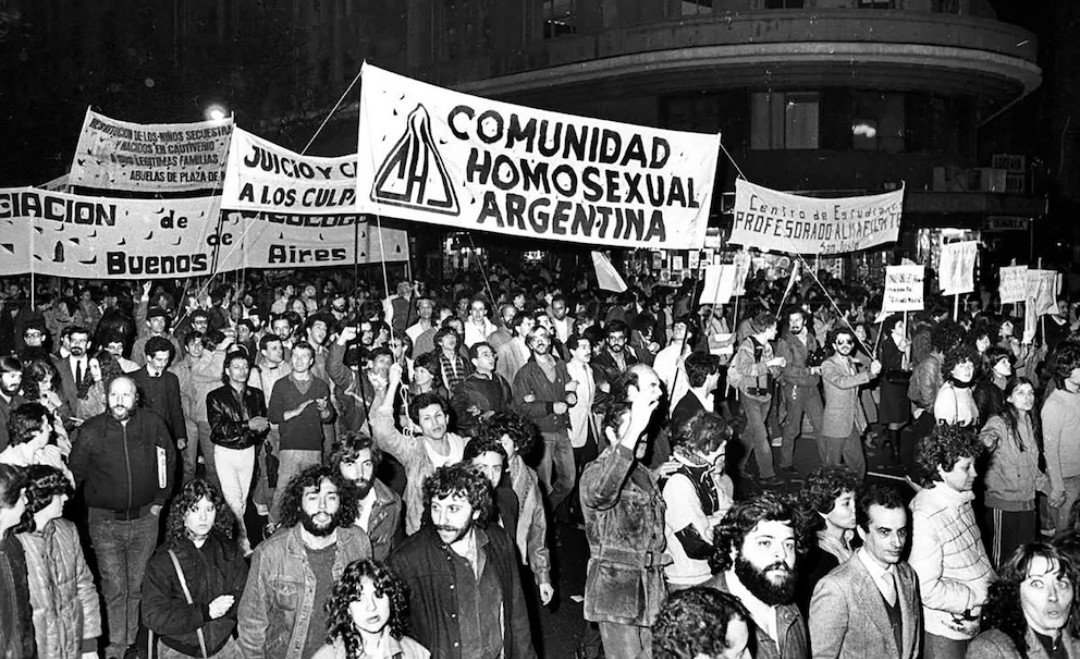 iwroteapoemm's tweet photo. si hoy tenemos memoria, historia y futuro es gracias a los espacios de resistencia lésbica que fueron sostenidos con una valentía inmensa por mujeres de nuestra comunidad, incluso bajo dictadura. nuestras heroínas 🧡🤍🩷 https://t.co/09ldZeq8S1