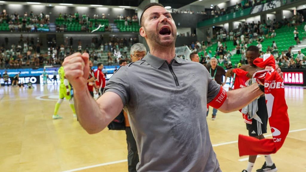 souooliveirawdd's tweet photo. Benfica bicampeão nacional de futsal. Desta vez em casa, no Pavilhão da Luz. Que coisa linda.

Cassiano chegou a esta secção e devolveu ao Benfica aquilo que se estava a perder: identidade, raça, exigência e a vontade de lutar até ao último segundo. Trouxe-nos de volta ao caminho dos títulos, e este triplete é a maior prova do trabalho fantástico que fez, juntamente com toda a equipa.

Hoje o futsal do Benfica voltou a ser aquilo que sempre deve ser: competitivo, ambicioso e vencedor.

Só há uma coisa a dizer: obrigado. E mérito também para quem apostou nele.

Viva o Benfica. ❤️🦅