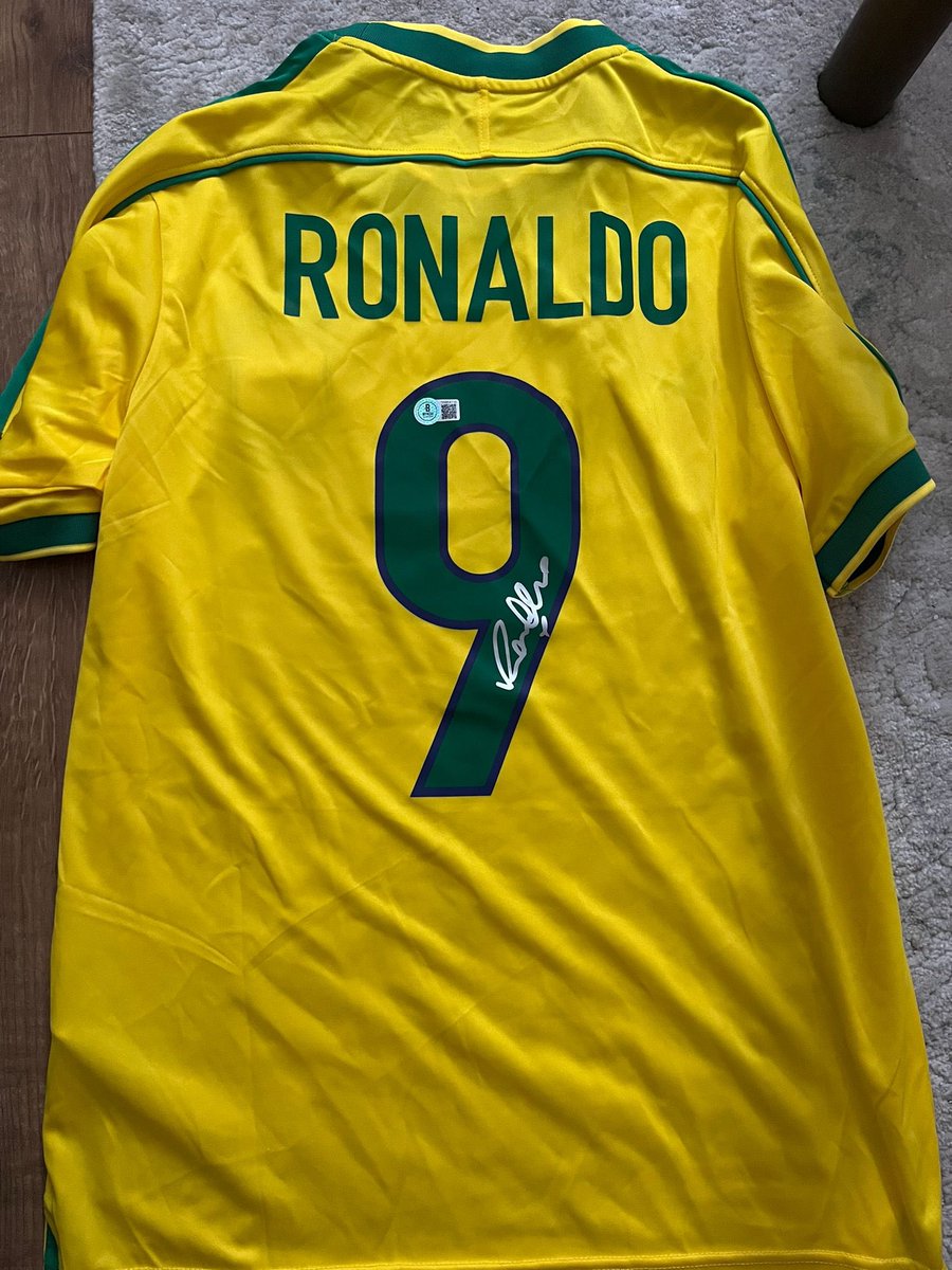 _ROMemorabilia_'s tweet photo. 🚀 Insane Free Giveaway 🚀 

If Brazil 🇧🇷 beat Japan 🇯🇵 by MORE than 1 clear goal inside 90 mins on Monday then 1 very lucky person will win the signed Becketts authenticated Ronaldo Brazil Home shirt 🍀 

Retweet this ✅ 
Follow us ✔️ 
Retweet our pinned tweet ✅ https://t.co/6y2hKiOLGb