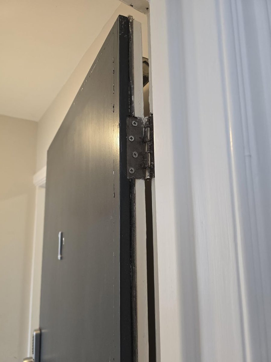 DecoratorsU's tweet photo. Anyone else do this on rentals?

And no, the paint on the hinge wasn’t me.

#doors #hinges #rental https://t.co/ulZFmhQB6D