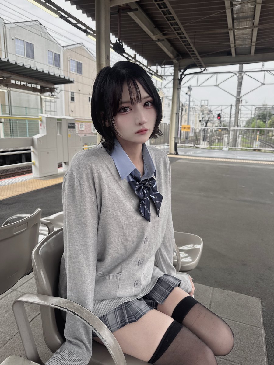hakanai_yuma's tweet photo. ショートカットと制服の絶対領域˖ ࣪⊹ https://t.co/uoZgKA0Njk