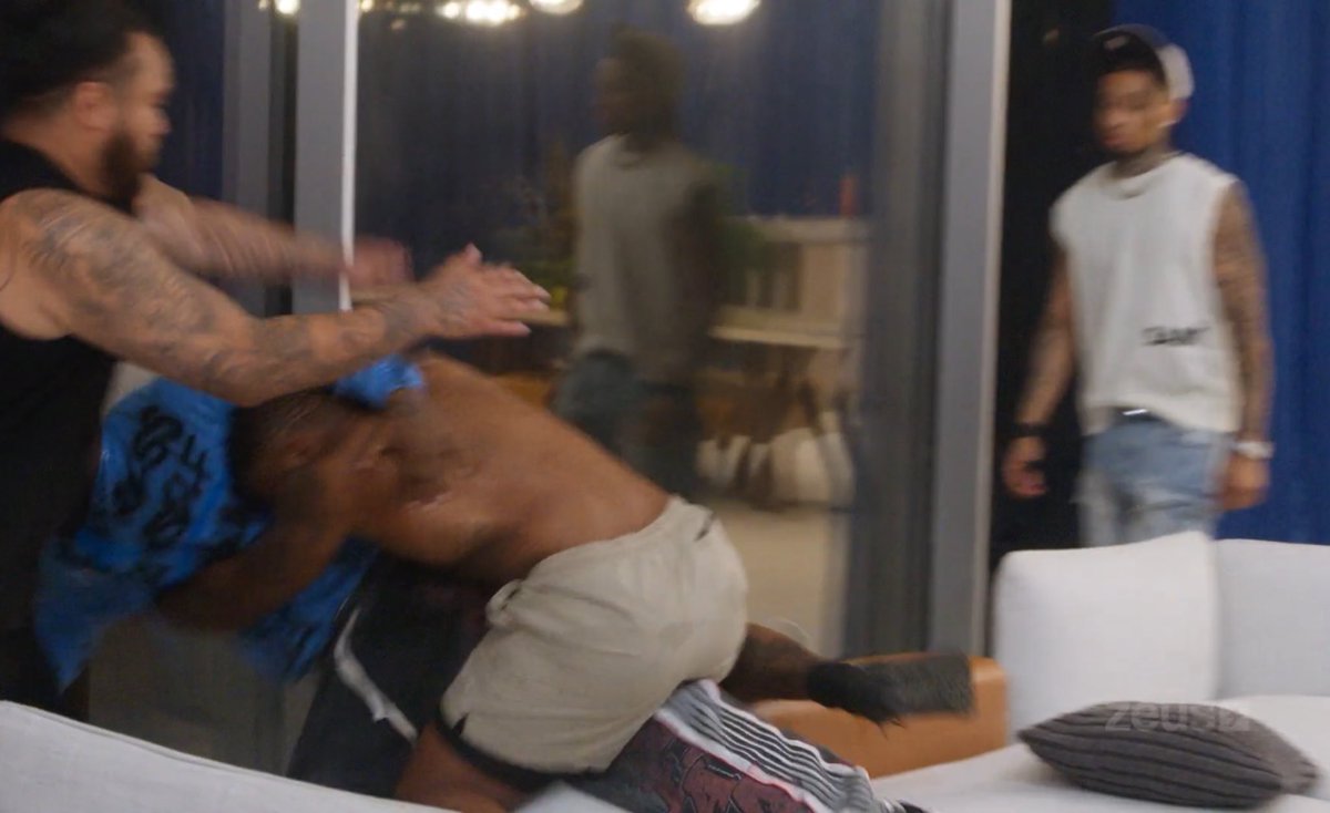 dearbaddiegods's tweet photo. im so glad john whooped jayda.. im sick of jayda trying to fight everybody behind seis.
#BadBoysDR https://t.co/hc5YES1V0R
