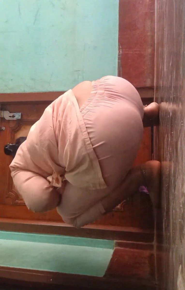 hotsis69's tweet photo. Kon kon aeyse najare dekh kar bathroom me hilata hai https://t.co/frnhyEFR9J