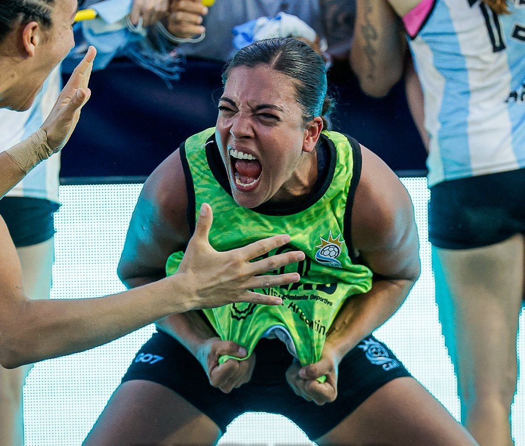 TraductorTeAma's tweet photo. 🇦🇷🇩🇰La selección argentina de handball de playa femenino le ganó 2 a 1 Dinamarca y es CAMPEONA DEL MUNDO.

Felicitaciones. https://t.co/2IoHR1jCwy