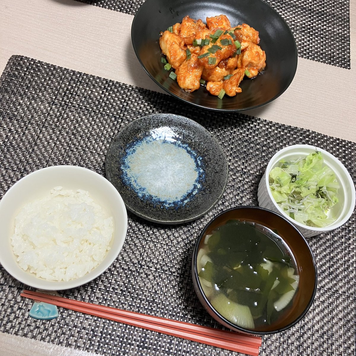 imaginary_udon's tweet photo. ヤンニョムチキン
夫ちゃんの海鮮ペペロンチーノ
適当ビビンパ
アボカドと鶏肉のチーズクリームパスタ
#料理好きな人と繋がりたい
#X家庭料理部 
#自炊記録 https://t.co/HwqlFXOh4a