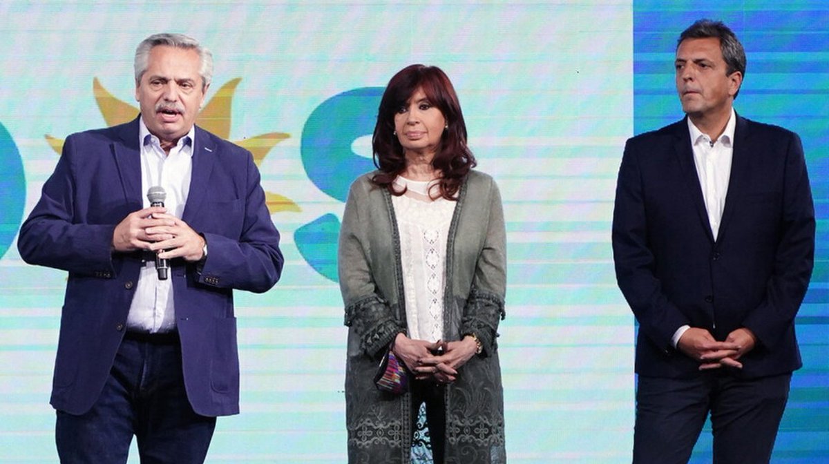 elprofesorcaleb's tweet photo. Ahora que renunció Adorni, ¿podemos hablar de la red de corrupción que montaron Alberto, Cristina y Massa con las SIRAs? Cobraban 15% de coima por importación y se afanaron cerca de 7 mil millones de dólares. 

Un millón de veces más grave que comprarse un departamento. https://t.co/Up5m50unPz