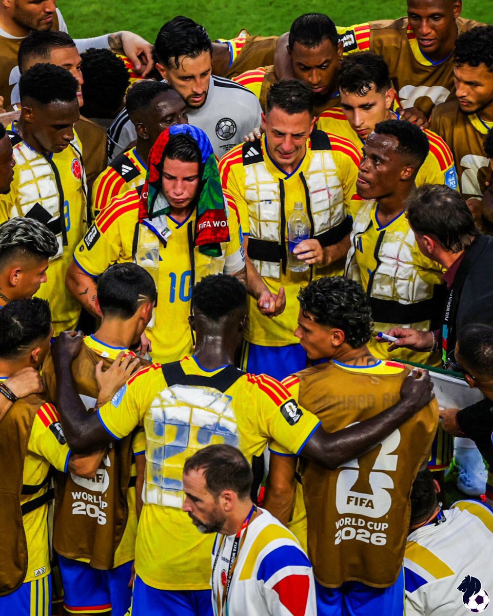 GraficoFutbol's tweet photo. 🇨🇴 | UNA IMÁGEN QUE DEMUESTRA LA UNIÓN DE TODA LA SELECCIÓN. 

Néstor Lorenzo habla y todos escuchan. No hay egos, ni protagonistas por encima del grupo. Este equipo entendió que el éxito se construye desde la unión. Los que inician y los que entran desde el banco celebran cada gol como propio, aceptan su rol y ponen a Colombia por encima de cualquier interés individual.

El talento gana partidos pero los grupos unidos son los que terminan haciendo historia.