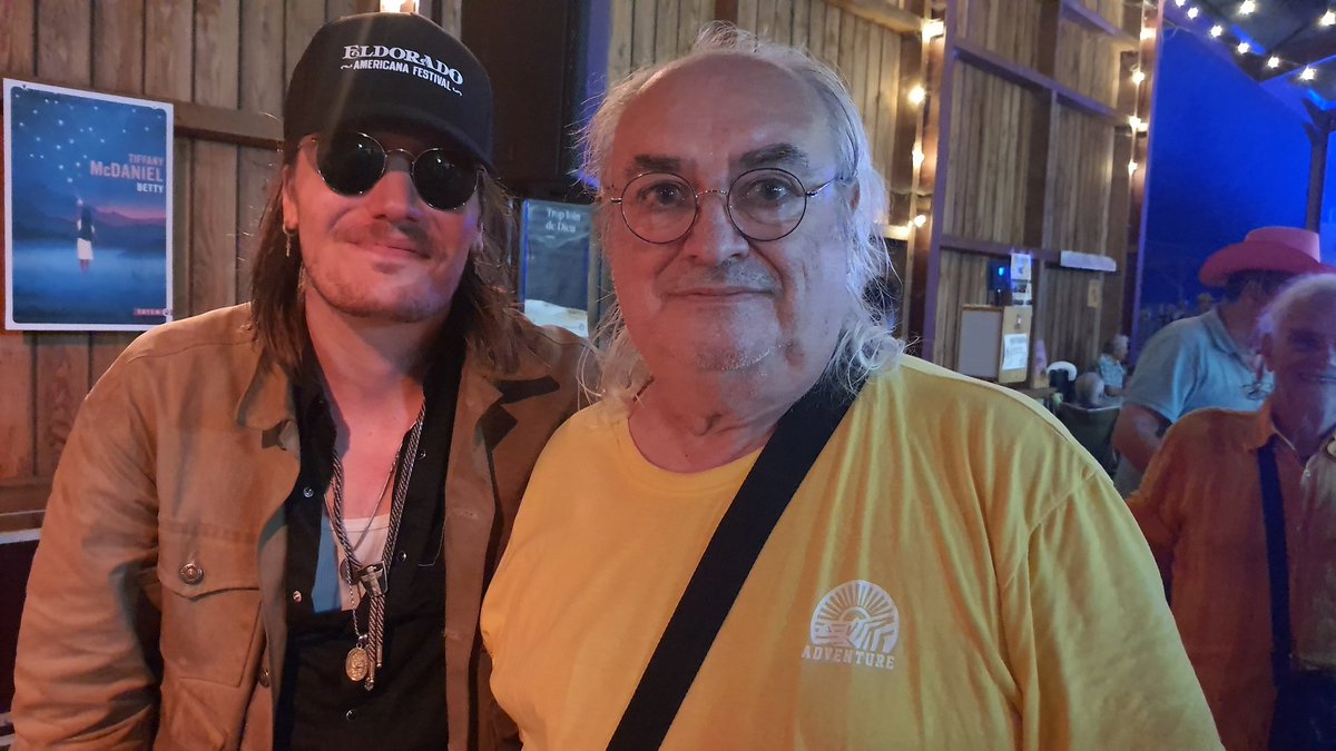 athomic53's tweet photo. Allez !! Une petite dernière pour clôturer ce samedi plein de surprises. Dylan LeBlanc était également présent ce deuxième jour sur le Festival Eldorado. Quand je vous dis qu'il est toujours accessible !! 😜 https://t.co/2FTKbTvwln