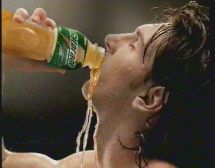 RaroVHS's tweet photo. Gatorade: Funciona para Messi, funciona para vos (2007)
¿Por qué Messi tomaba así el Gatorade? https://t.co/p5n6WnCxdE