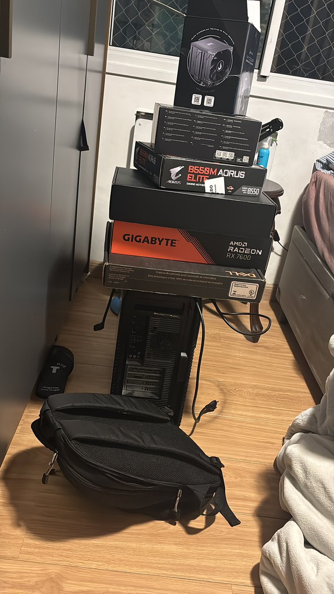 TheRealKiroVT's tweet photo. @nyashikaneko se nao tem uma torre de caixas de peça de pc deixo de seguir 😡 https://t.co/NAX40pkD8M
