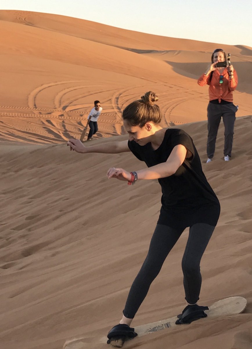 Nailfreak1's tweet photo. Meine Tochter in #Dubai bei gefühlt 50 Grad beim #Sandboarding Sie lebt noch. 🙃 #Klima Dingens https://t.co/LXm1h9hsBZ