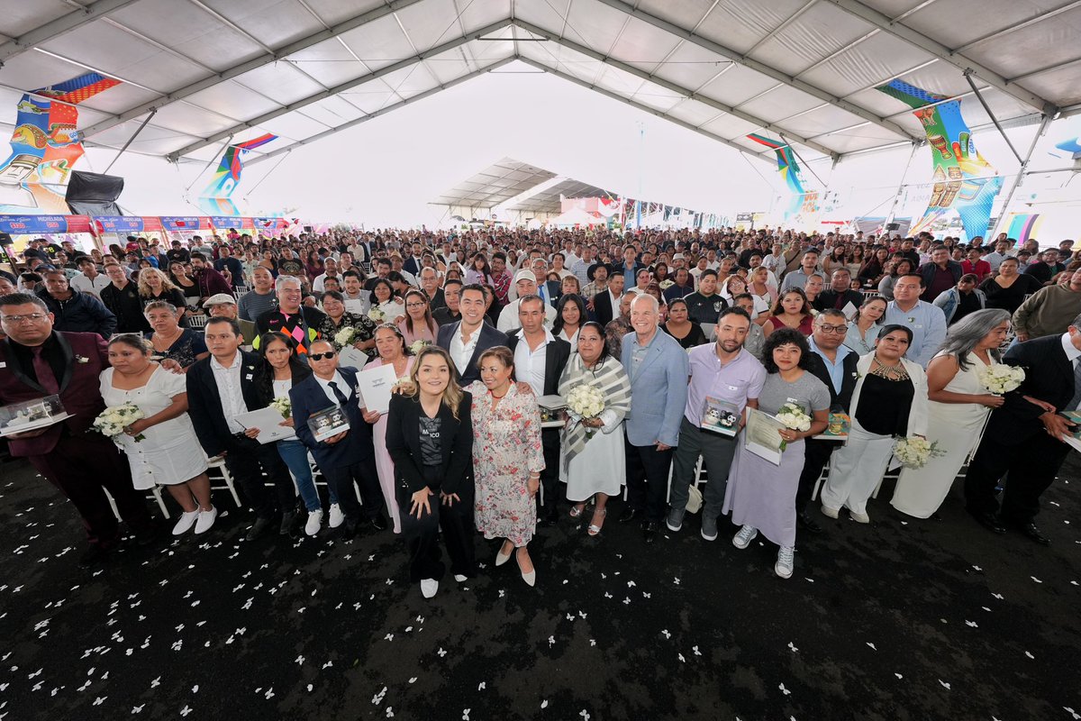 FeliFerMacias's tweet photo. Y sí…para siempre💍

Hoy 174 parejas dieron el “sí” y comenzaron una nueva etapa de sus vidas.

¡Que vivan los recién casados!

#QuerétaroConFuturo https://t.co/Jez6yJfAGN