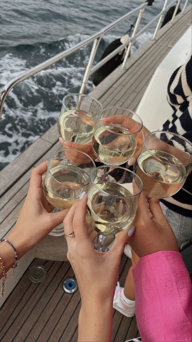 gumisw3et's tweet photo. Yate w friends 🥂 https://t.co/tI7RLjThsH