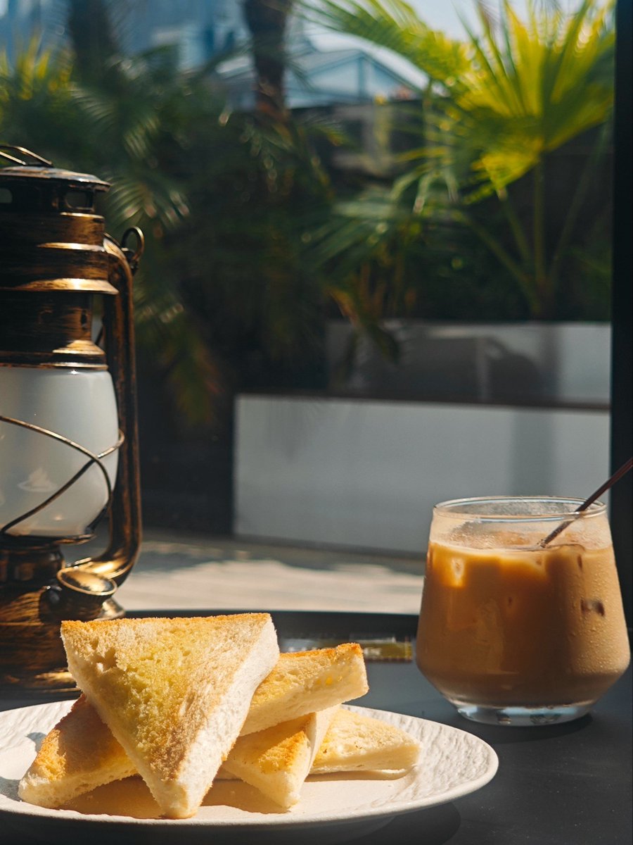 IngSkateboard's tweet photo. Chilling with my favorite iced latte and a good book on a sunny afternoon—this is the kind of slow moment I live for https://t.co/QBk75ErYlu