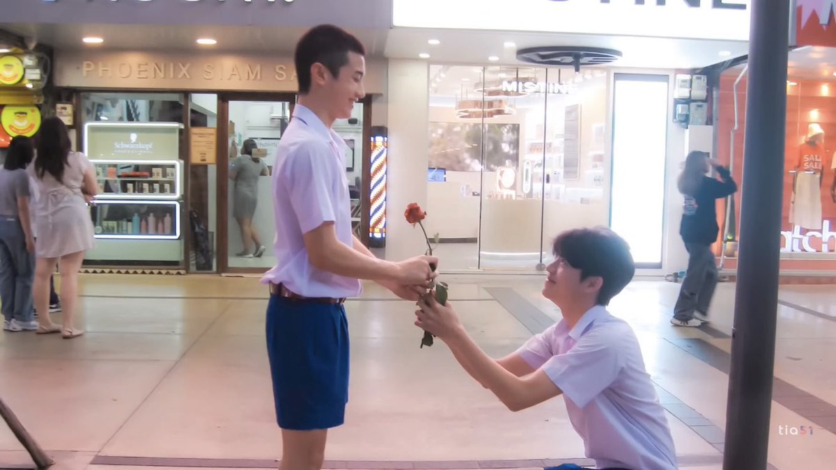 loviesteepor's tweet photo. now why is he proposing in a mall https://t.co/0Apm748XM5