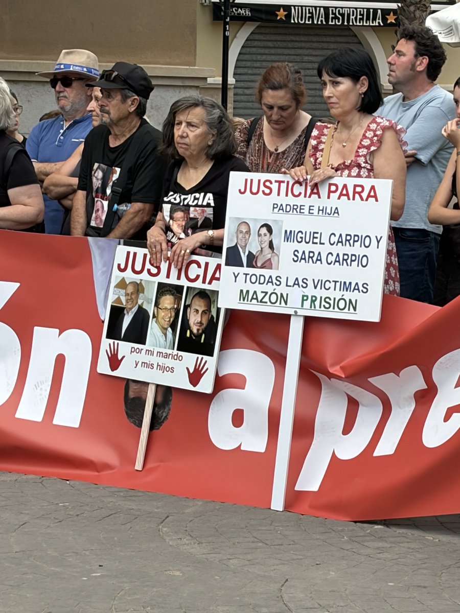 RafaXambo's tweet photo. Sempre que em trobe amb aquestes dones se’m trenca el cor. Són un exemple de dignitat i persistència. Avui a Paiporta. Gràcies Dolores i Toñi. https://t.co/wXIUXyqj5Z