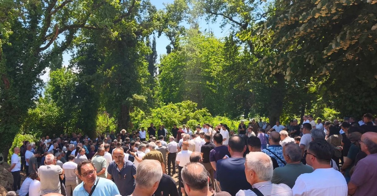 Tesankara8's tweet photo. Acımız büyük…

Türkiye Kamu-Sen Zonguldak İl Temsilcimiz ve Türk Eğitim-Sen Zonguldak Şube Başkanımız, kıymetli ağabeyimiz Şahin Ören’i dualarla son yolculuğuna uğurladık.
Merhum Başkanımıza Allah’tan rahmet diliyoruz. Ruhu Şad,Mekânı cennet olsun. https://t.co/eX3wr7880b