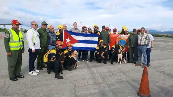 RP_OndaAlegria's tweet photo. 👩‍🚒🇨🇺 Arriba a Venezuela el primer grupo de la brigada de rescatistas cubanos para reforzar la labor de la Brigada Médica Cubana en Venezuela🇨🇴, en las operaciones de búsqueda y salvamento en las regiones afectadas por el reciente evento sismológico. https://t.co/IHkS0rdj4s