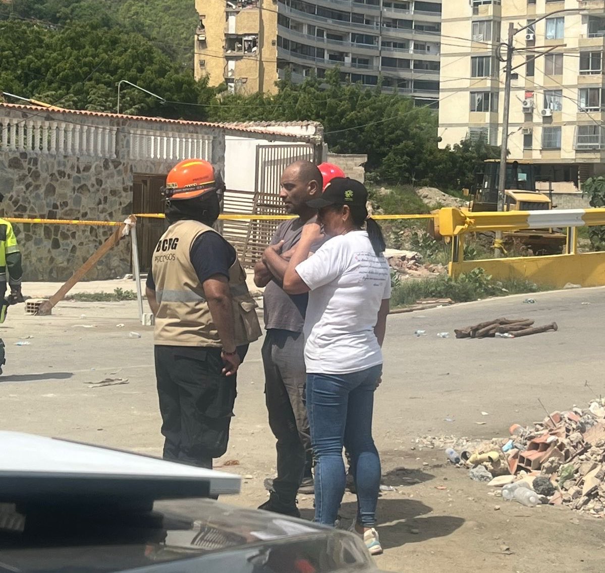 BomberosGYE's tweet photo. Tras un desastre, también es importante acompañar a quienes enfrentan el dolor y la incertidumbre. ❤️

Los psicólogos del grupo USAR ECU-11 brindan contención emocional a familiares que esperan noticias de sus seres queridos y acompañan en los momentos más difíciles, ofreciendo apoyo durante la comunicación de malas noticias. 🙌🏻

🧵