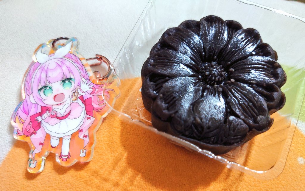fufuninjaKGN's tweet photo. 花の形の餅　残りの2種類も撮った
白い椿の中身は白あん　黒いマーガレットはチョコ味🍫
かわいいお菓子ね✨となりのうさぎもかわいい💖
#聞いてやNち https://t.co/lifUSuWqXR