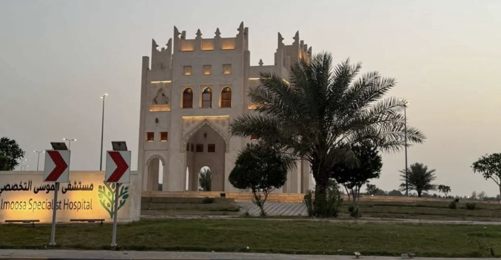 jq__q5's tweet photo. مرحبًا أما بعد : 
الإنسان مهما بلغ من الصلابة والقوة
لا غنى له من كلام مُحب و دعوة صديق يشد بها أزره ويجدد بها عزمه 
فهذا الإمام "الشافعي"على عظم قدره 
يقول لصاحبه: لا تغفل عني فإني مكروب

ومما قيل شعرًا : 
احيان احس إني جبل أصد في وجه الرياح
واحيان احس اني غصونٍ كل ريحِ تهزها https://t.co/9di1NyXNVO