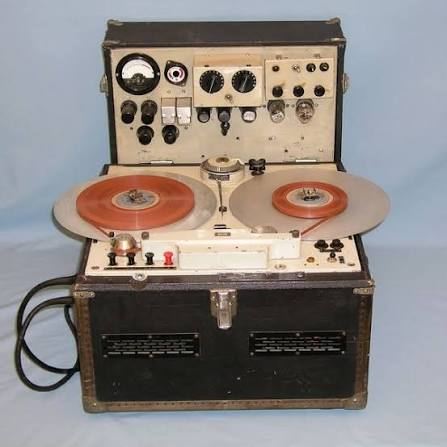 marcelodylan's tweet photo. na II guerra mundial, os aliados ouviam as transmissões da rádio alemã e achavam que as orquestras tocavam de madrugada, depois que eles se deram conta que eram gravações em fita https://t.co/Jp5XEMfEnN