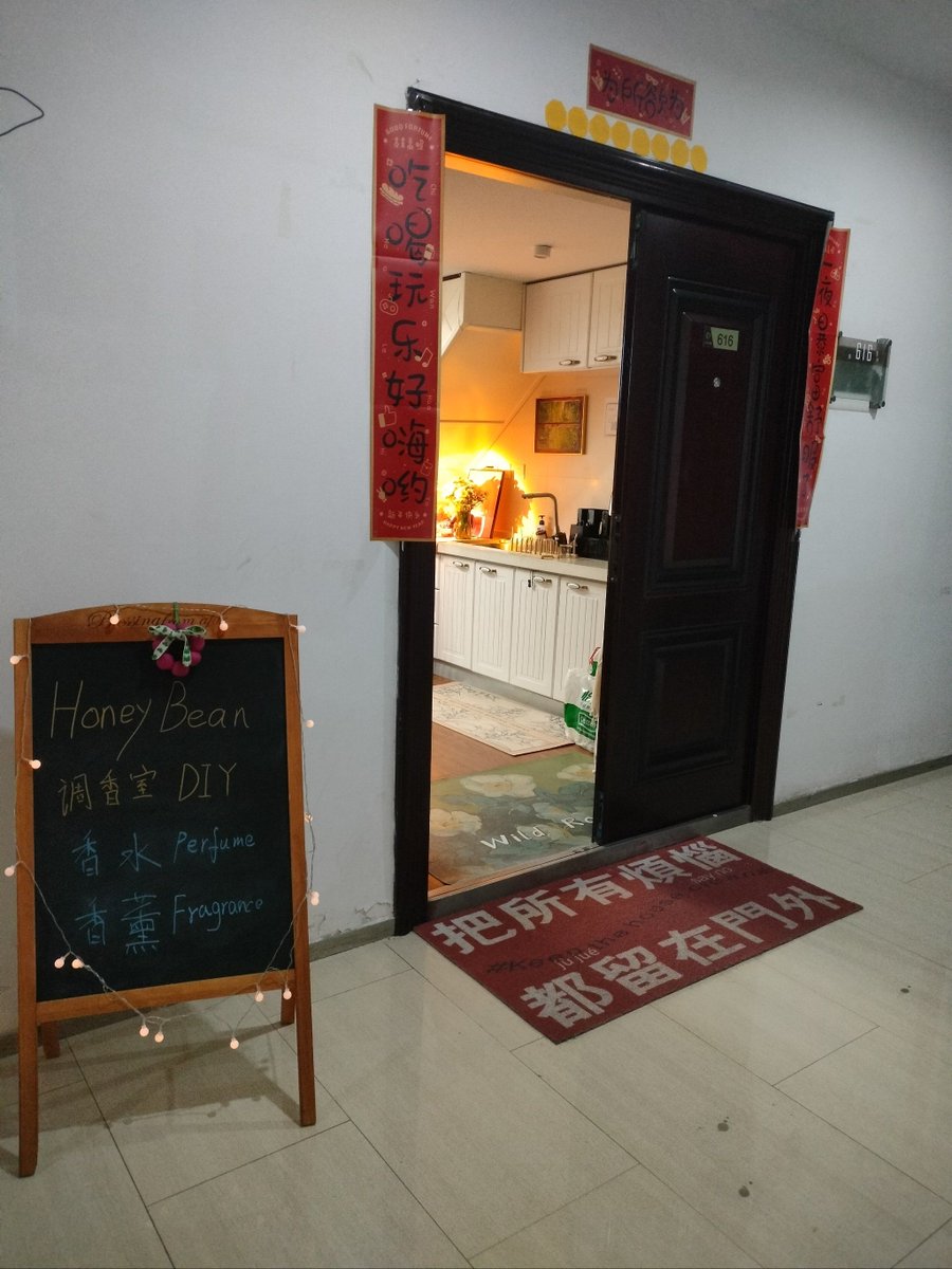 liu1346395's tweet photo. Just baked homemade chocolate cookies u0026 left a container on my neighbor’s doorstep with a little note! Nothing beats small, warm neighborhood moments https://t.co/GfM35pODmJ