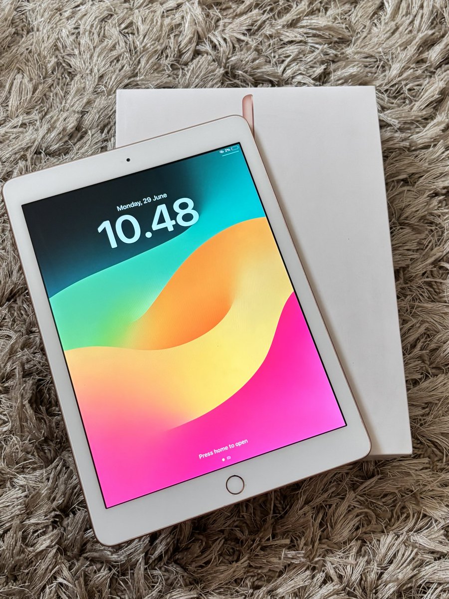 stusya22's tweet photo. WTS Ipad Gen 6th 128gb - Ex Ibox

✨ All part original (LCD, baterai)
✨ Fisik 97% mulus
✨ Box lengkap (minus charger tp ada kepala charger)
✨ True tone, touch id, kamera d/b, speaker a/b aman

💵Price 2,8jt (negotiable)
📍Jakarta Selatan (COD only)

#zonauang https://t.co/wNjQ4sCZzi