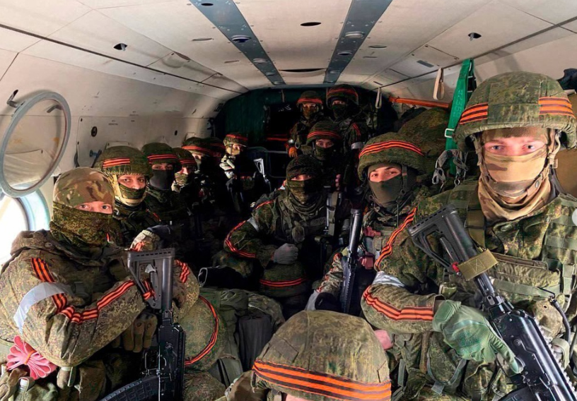 WarFlash_2630's tweet photo. 🇷🇺🇺🇦Russian VDV in Hostomel and the surrounding area in the early days of the 2022 large scale invasion. https://t.co/TNtBH9HP1h
