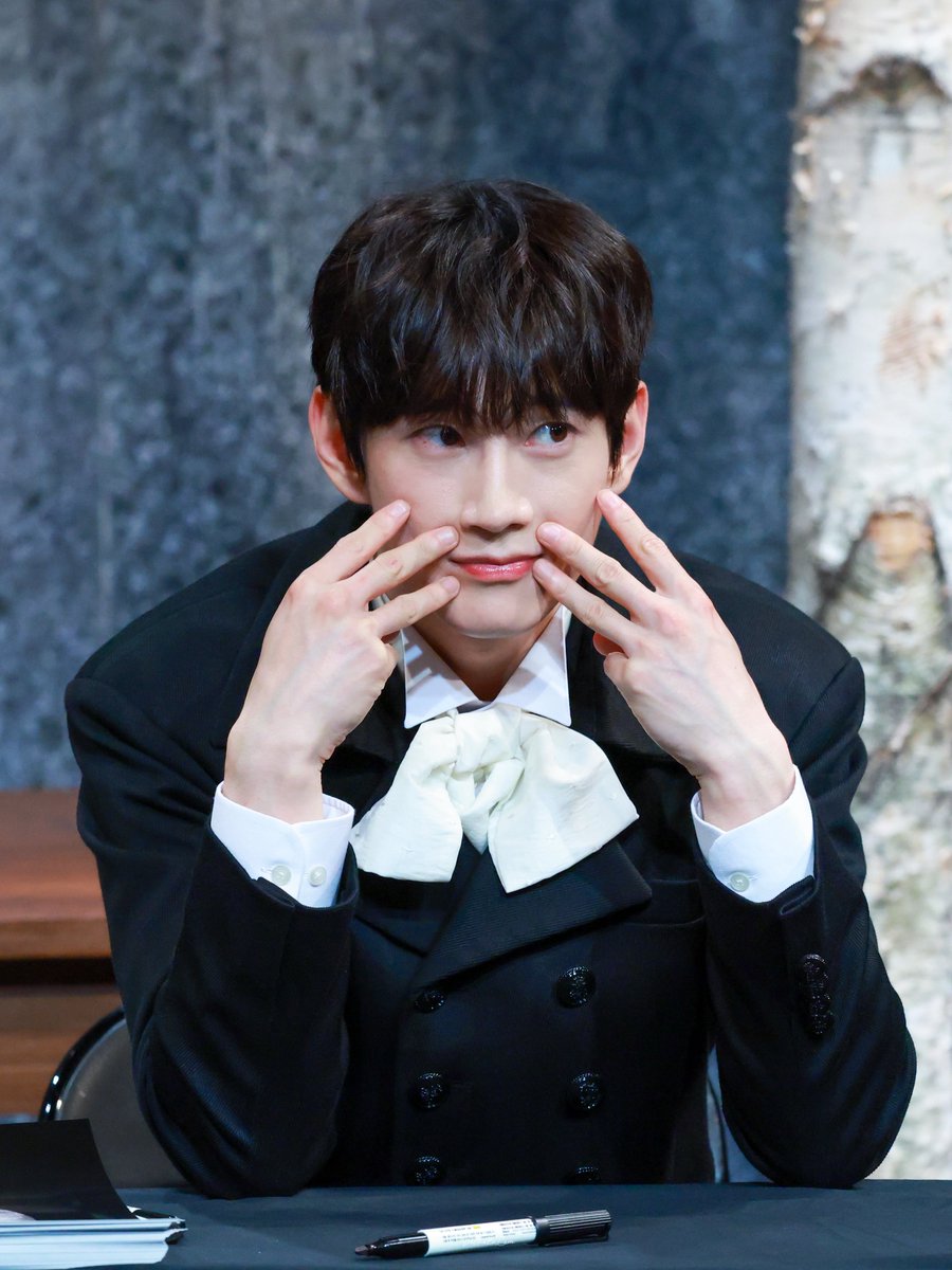 DelPato_Cam's tweet photo. 260623 연극 헤르츠클란 사인회

크나우어 | #김서환 

고양이 ⋆˚ 𝜗🐈𝜚˚⋆ https://t.co/HqtZLDjQTE