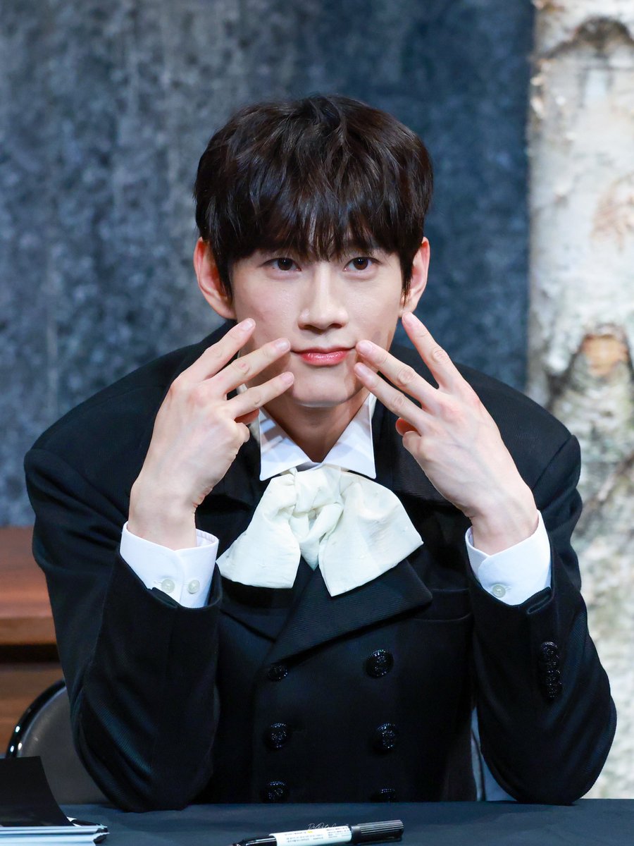 DelPato_Cam's tweet photo. 260623 연극 헤르츠클란 사인회

크나우어 | #김서환 

고양이 ⋆˚ 𝜗🐈𝜚˚⋆ https://t.co/HqtZLDjQTE