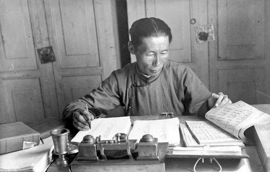 themongolmn's tweet photo. Ядамжавын Цэвэл бол Монголын хэл зүйч эрдэмтэн байв.
Цэвэлийн толь гээд мэдэх боловуу. https://t.co/BKowIECbrV