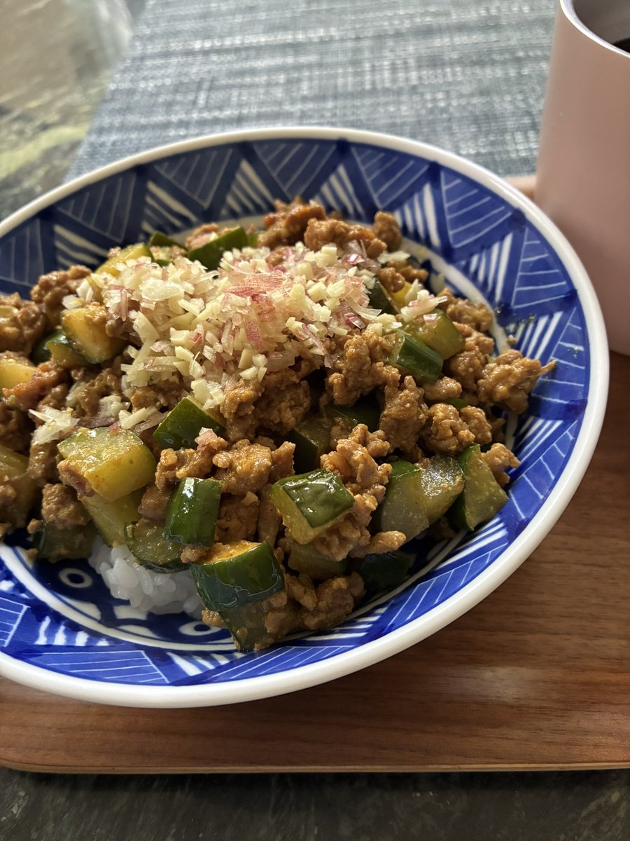 3784_h's tweet photo. 今日の作り置きは
かぼちゃの煮物
生姜風味の茄子の煮浸し
ほうれん草のごま和え

と

自分だけのために作った
長谷川あかりさんレシピの
キュウリと豚ひき肉のドライカレー https://t.co/OUhR5LHNDq