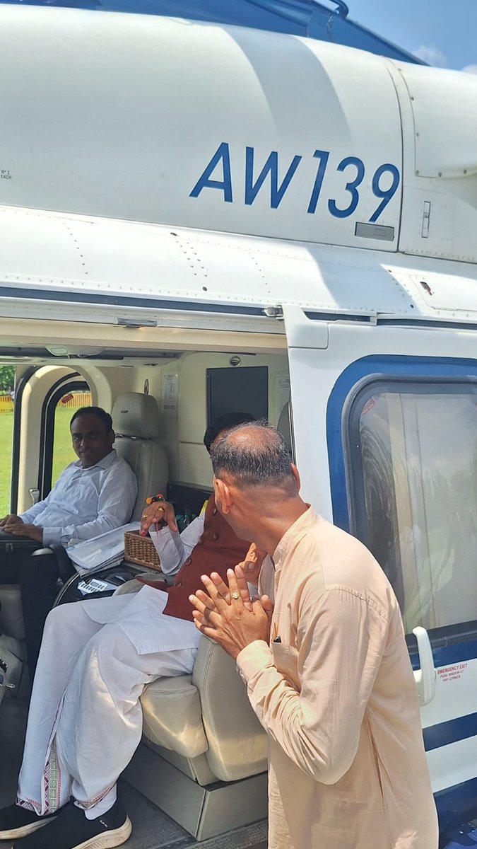 BJPAmitMahala's tweet photo. नर्मदापुरम आगमन पर प्रदेश के यशस्वी एवं जनप्रिय मुख्यमंत्री माननीय @DrMohanYadav51 का हेलीपैड पर आत्मीय स्वागत किया। https://t.co/X6EvQqrSrS