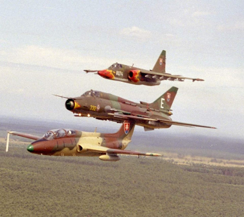 SlavAesthetics's tweet photo. Slovakian L-29, Su-22, and Su-25
1996 https://t.co/O7euoxksJM