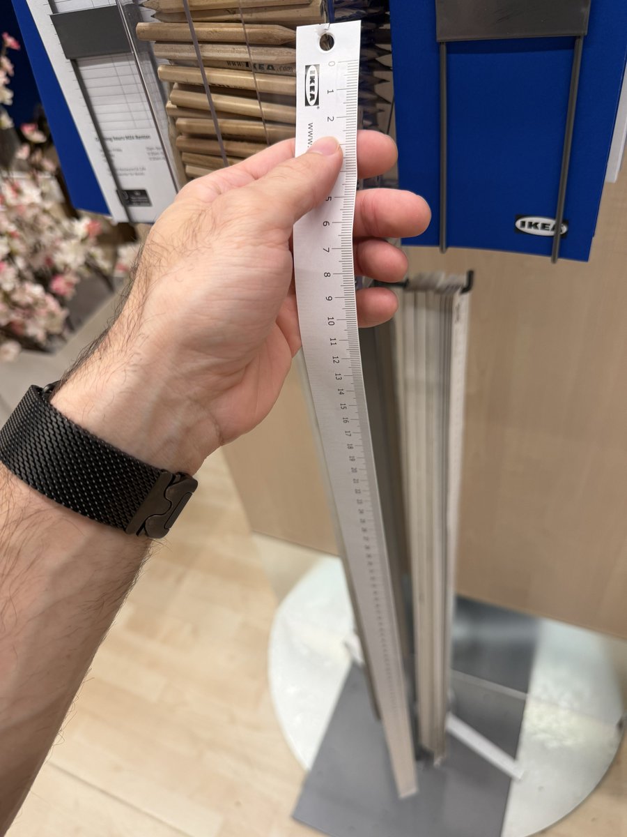 Carda_momo_'s tweet photo. It’s nice they give you these little tape measures at ikea to see how big your biceps are https://t.co/Kmt5bt27EF
