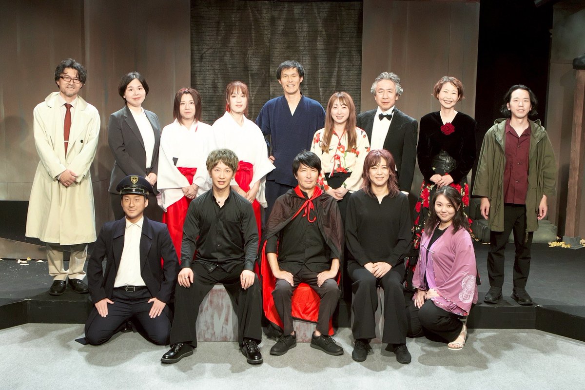 baccho_lee's tweet photo. 【わすれゆき】終演しました！！

今回から本番後の余韻にはどっぷり
１週間浸かり込むようにしてみるので、

舞台を終えての感想、
舞台写真などなど、
ちょこちょこ、
わりとしつこくアップしていきます。

ひとまずは、
集合写真とピザ回し動画で、
終演のご挨拶と代えさせていただきます！
ご来場とてつもなくありがとうございました\( ˙▿︎˙ )/

そして、
稽古から本番でつきっきりで関わってくださったスタッフのみなさん、本当にありがとうございます（^人^）
#わすれゆき