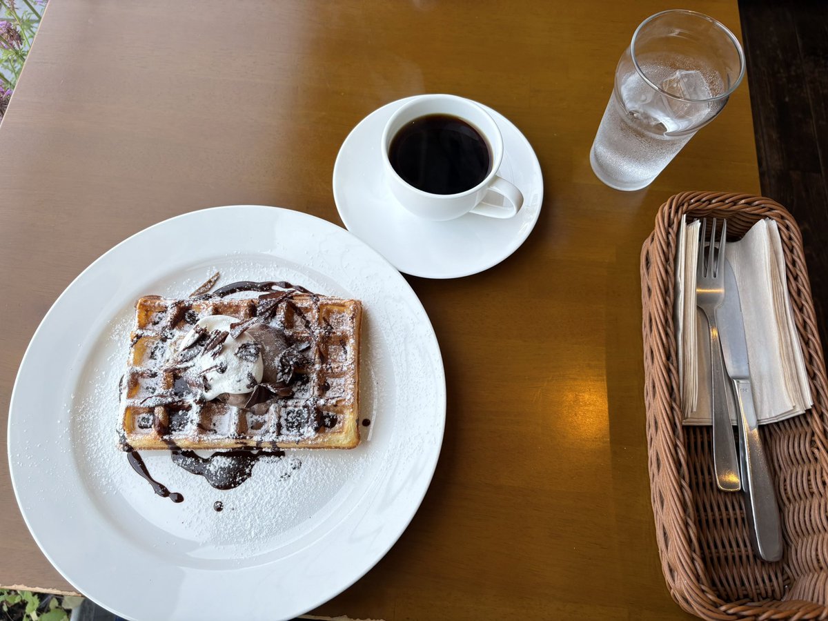 BayBlue_28R's tweet photo. 喫茶ビジュゥさんに行きダブルチョコのワッフルを頂きました！
とても美味しかった！ https://t.co/OULzMZ3emK