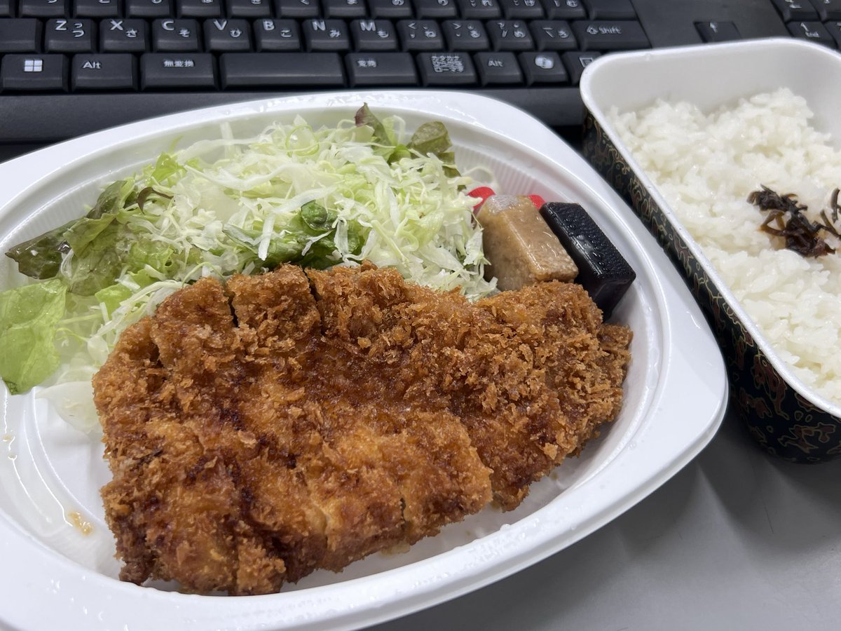 taraso_10's tweet photo. お昼ご飯はブラジル🇧🇷にカツ弁当ってこと💪 https://t.co/0ZTQYRJkZd