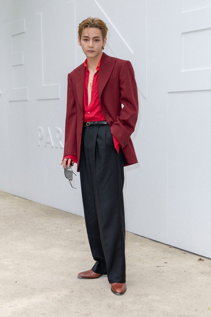 AsianEAC's tweet photo. V doesn't just make an entrance — he moves in rent-free and redecorates the entire Paris fashion scene in his image.
#TAEHYUNGxCELINE #VxCELINE #VxCELINEPFW #TAEHYUNG #CELINE https://t.co/95Dbn9cyPk