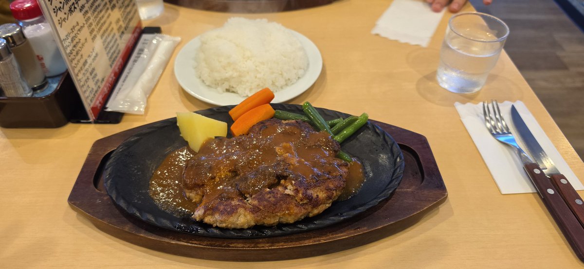 eternalsky81's tweet photo. ジャンボハンバーグ
横の席にいたかなりよいお歳の老夫婦が同じものをバクバク食べてるのを見てスゲェって思った。 https://t.co/7TWR1upmPR