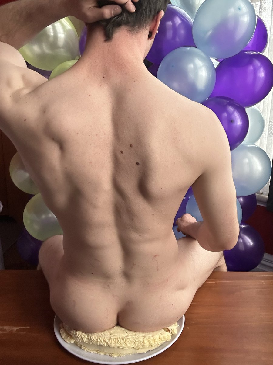 leelooning's tweet photo. I enjoyed this a little too much 😏

#looner #cakesitting https://t.co/ZlHnMXh8sz