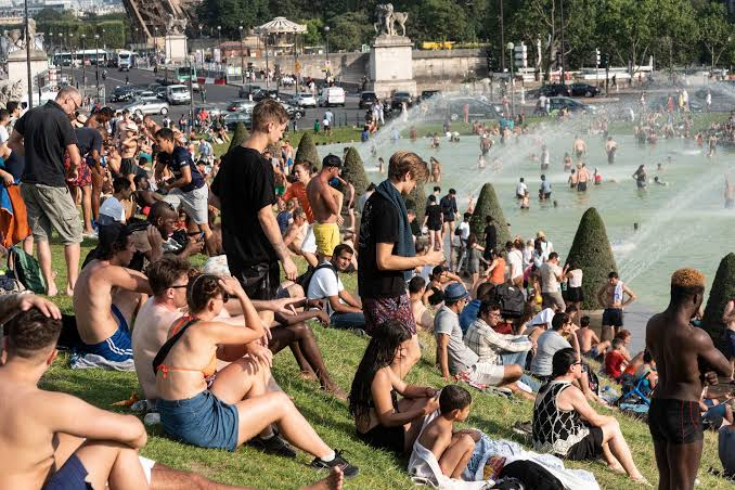 naiivememe's tweet photo. People using AC in Europe looking at people who don't https://t.co/022tyyA76f