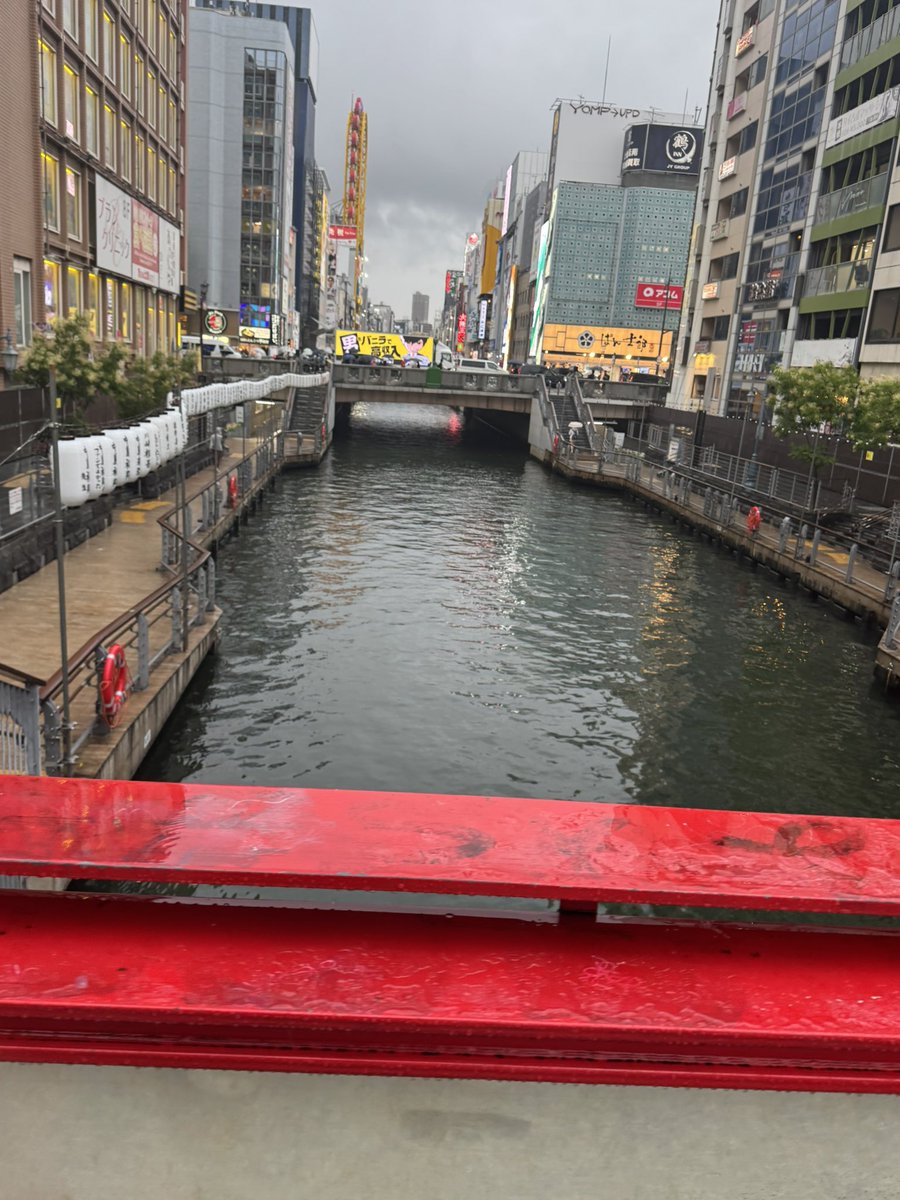 Ruk1a_1's tweet photo. あっという間の大阪旅行でした。

たくさん歩いて、たくさん疲れたけど、それ以上にたくさんの思い出ができた数日間でした。
初めて見る景色、美味しいご飯、出会った人たち。その一つひとつがすごく楽しくて、「また来たいな」と思える街になりました。

今回は台風の影響で時間が足りなくて行けなかった場所もたくさんあるので、次はもっとゆっくり大阪を満喫しようと思います。「冬辺りに」

そして無事に関東へ帰ってきました。
また今日から配信も頑張るので
これからもよろしくお願いします。

次はエアタグ買います💦

ただいま、関東。