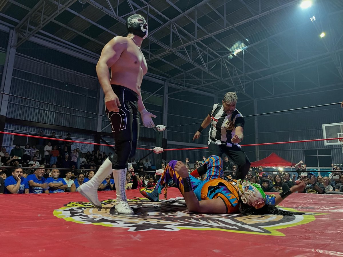 LaTijeraLucha's tweet photo. Cerrojazo espectacular con #MaxProad, haciendo valer su calidad de rudo, #Cuatrero propina certero faul a su rival para dar el triunfo a su tercia con #Psicosis y #Shocko,quienes hicieron ver su suerte al fauleado #MonsterClown,quien hizo equipo con #ElReyLeón y #PanchoPantera... https://t.co/VVGeIdJwXa