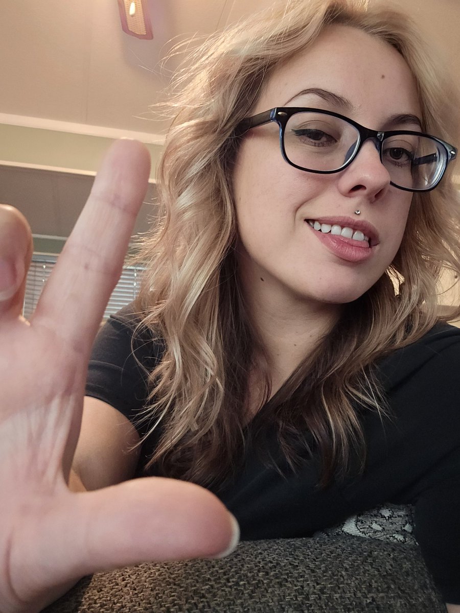 CoralCreature's tweet photo. Who's up for some psychological warfare from a nerdy chick? 
So funny how you are below another nerd just because you are male 😂😂 im embarrassed for you
—
Findom finsub findomme draining goddess https://t.co/fXp53SuLyG