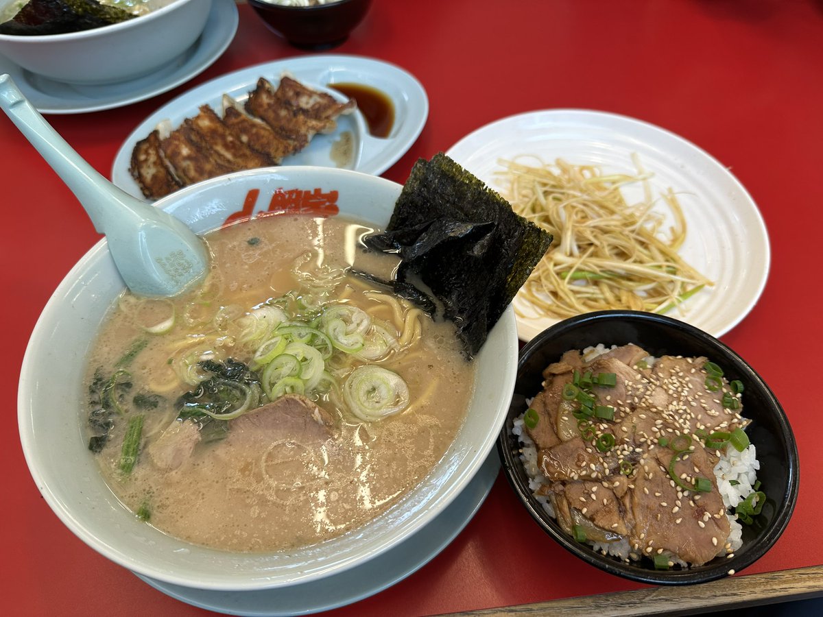 toku0728's tweet photo. ラーメン山岡家📍青梅店
《醤油ラーメン》🗣️普通
＋チャーシュー丼🍚
＋白髪ねぎ増し
山岡家でネギ丼を食べれるお店があると投稿見て食べたくなって🤭青梅店では提供してないので自力で作るしかない💪味付けねぎだからよく合う！胡椒ちょいフリ超旨♡サービスセットAで今日も大満足✨ https://t.co/OnZxbBOX7h